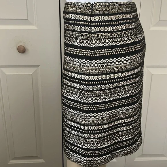 Black and White Patterned Women's Skirt worn once - Picture 4 of 7